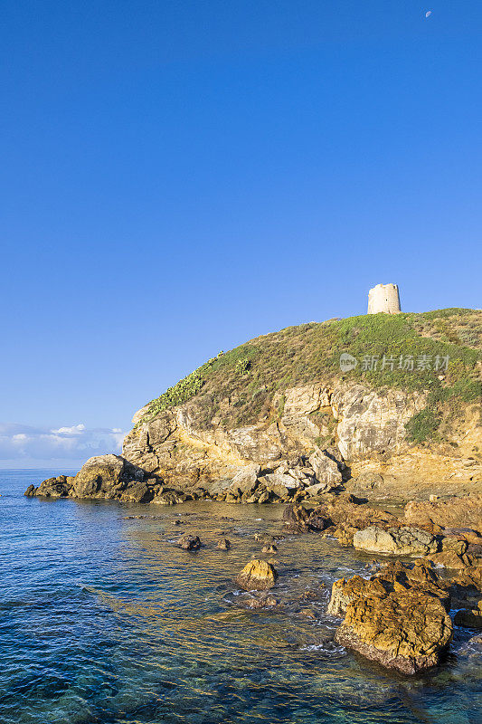 Torre di Chia位于意大利撒丁岛西南部的同名海岸